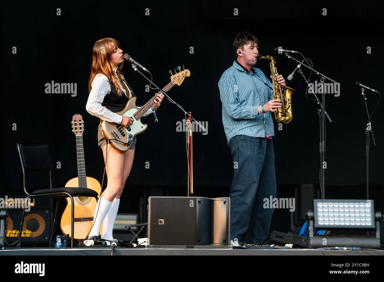 BLACK COUNTRY NEW ROAD, CONCERTO, 2024: Tyler Hyde bassista e cantante e Lewis Evans al sassofono della band Black Country, New Road suonano il Mountain Stage. 4° giorno del Green Man Festival 2024 al Glanusk Park, Brecon, Galles. Foto: Rob Watkins. INFO: Black Country, New Road è un gruppo rock sperimentale britannico noto per il loro suono eclettico, che unisce influenze post-punk, jazz e indie rock. La loro musica presenta arrangiamenti intricati, cambiamenti dinamici e testi introspettivi, esplorando temi di identità, ansia e vita moderna. Foto Stock