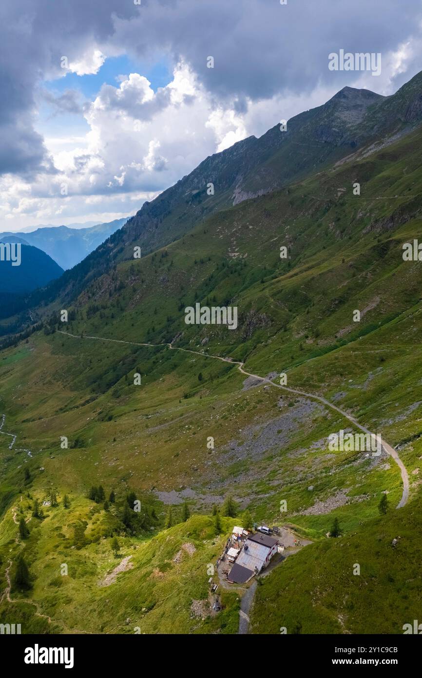 Vista aerea del rifugio Longo all'alba in estate. Carona, Val Brembana, Alpi Orobie, Bergamo, Provincia di Bergamo, Lombardia, Italia, Europa. Foto Stock