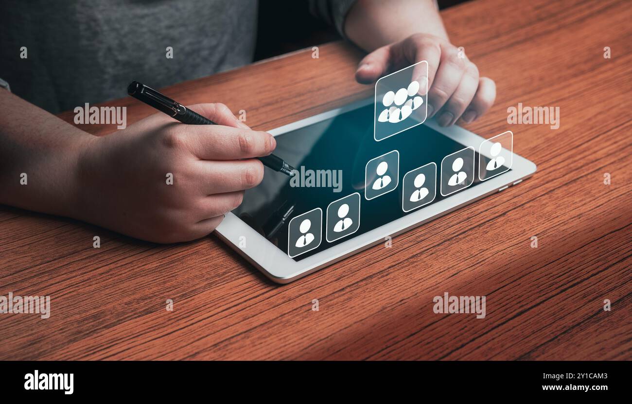 Una donna d'affari seleziona nuovi dipendenti. Colloquio di reclutamento e unisciti all'azienda. colloqui e assunzione tramite un'agenzia di reclutamento su internet. Foto Stock