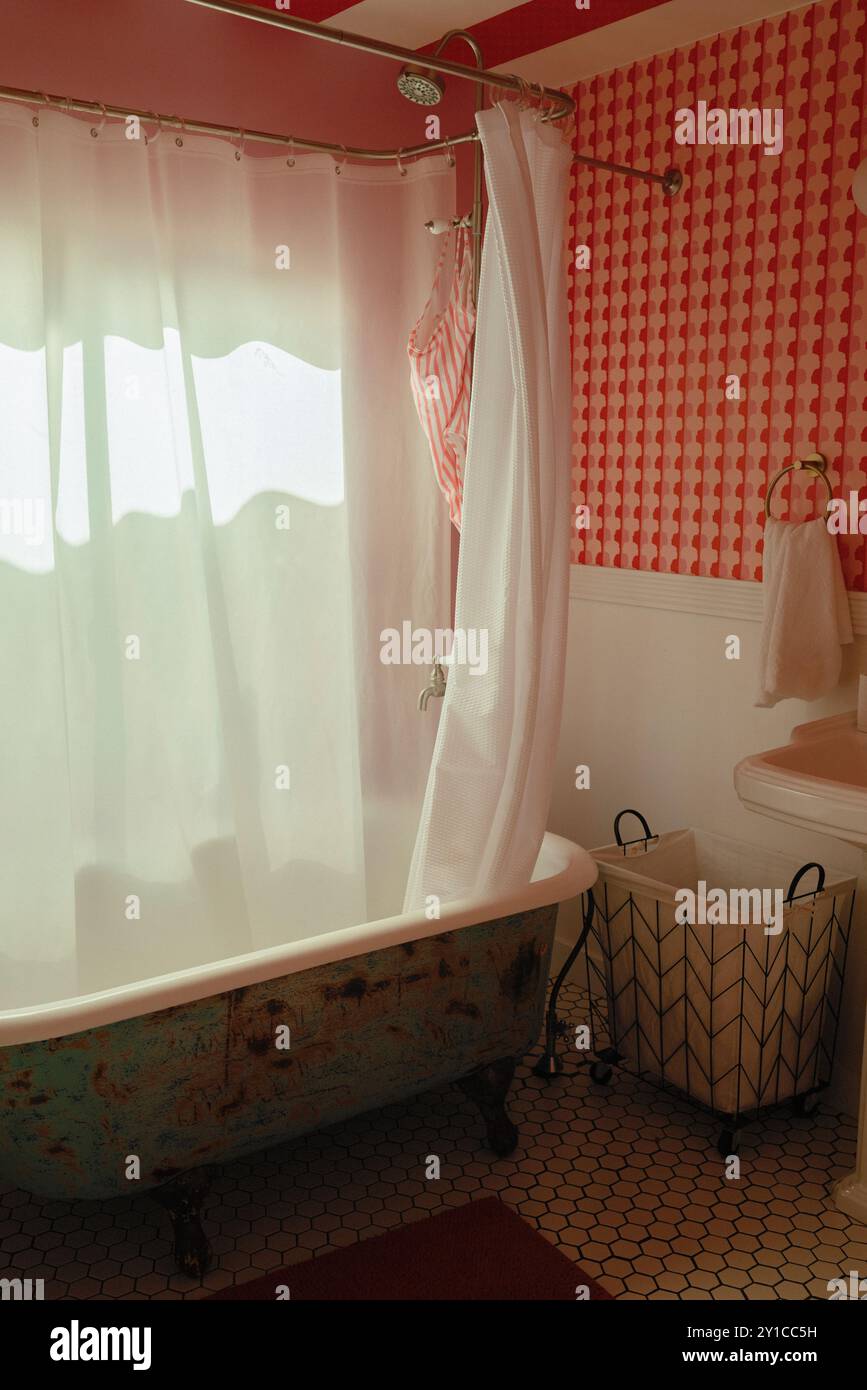 Bagno in stile vintage con vasca a zampa d'argilla Foto Stock