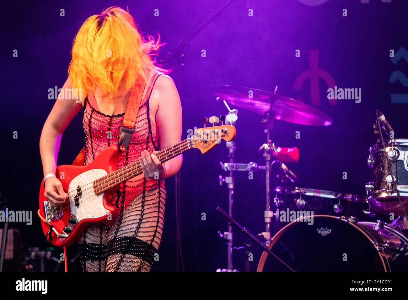 LOOSE ARTICLES, CONCERTO, 2024: Natalie Wardle della band punk All-girl Loose Articles suonano The Rising Stage. Quarto giorno del Green Man Festival 2024 al Glanusk Park, Brecon, Galles, il 18 agosto 2024. Foto: Rob Watkins. INFO: Loose Articles è un gruppo punk britannico noto per i loro testi nitidi e spiritosi e il loro suono energico. Combinando riff di chitarra crudi con un atteggiamento ribelle, affrontano temi sociali e politici con umorismo e sfiducia, offrendo musica feroce e poco apologetica con un tocco femminista. Foto Stock