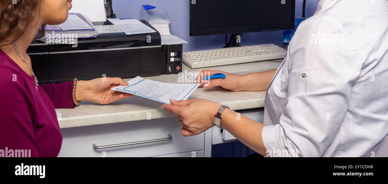 Su appuntamento di un medico, il paziente raccoglie i risultati della ricerca o riceve una prescrizione medica. Foto Stock