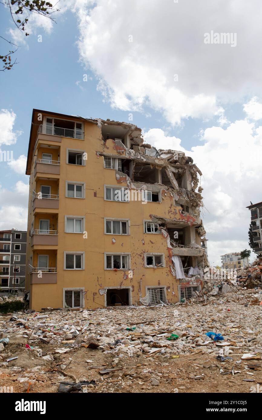 Antakya, Turkiye. 6 aprile 2023. I detriti e la distruzione nella città turca di Antakya Foto Stock