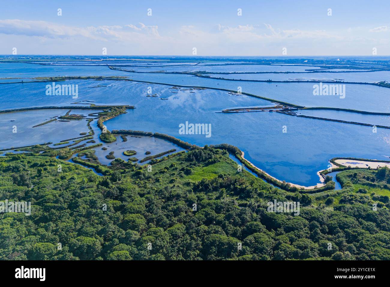 FOCE DEL po DONZELLA, ITALIA – 13 GIUGNO 2024: Foce del po a Donzella. Questa area naturale mostra la confluenza del fiume con il mare, f Foto Stock