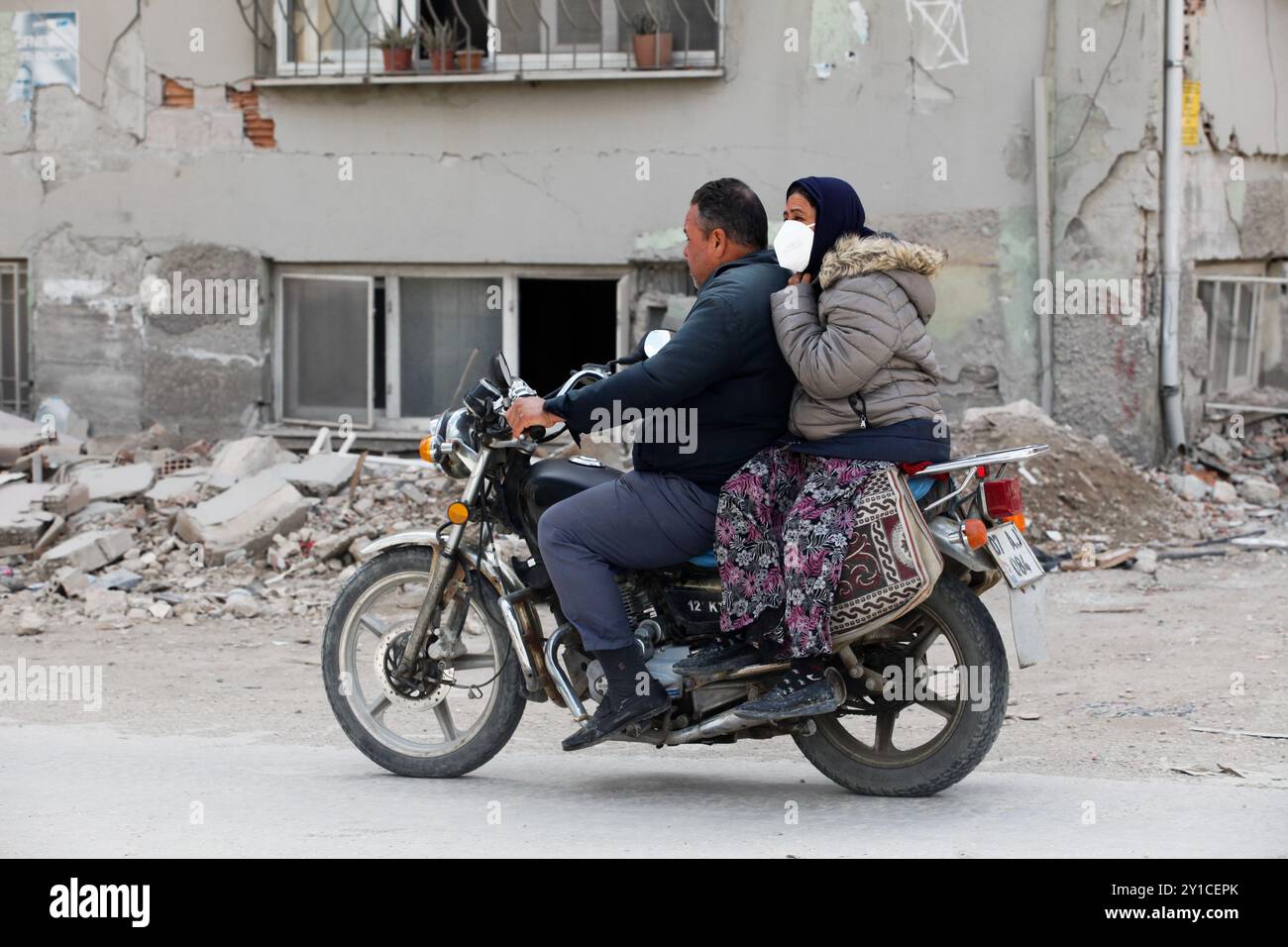 Antakya, Turkiye. 6 aprile 2023. Una parvenza di vita nella città turca di Antakya tra i detriti e la distruzione causati dal terremoto di magnitudo 7,8 che colpì Turkiye e Siria il 6 febbraio 2023. Dieci province sono state colpite dal terremoto e dalle sue scosse a Turkiye, con la città di Antakya e la provincia circostante di Hatay tra le aree più colpite Foto Stock