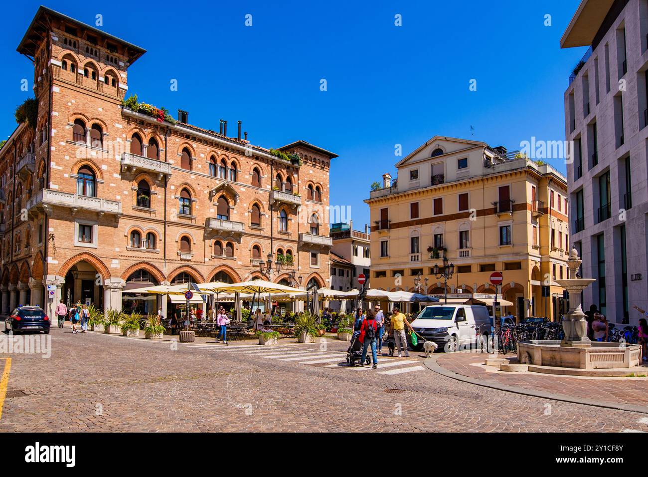 TREVISO, ITALIA – 13 GIUGNO 2024: Piazza San Vito a Treviso. Questa incantevole piazza, circondata da edifici storici e caffetterie, è un punto di interesse centrale per le riunioni Foto Stock