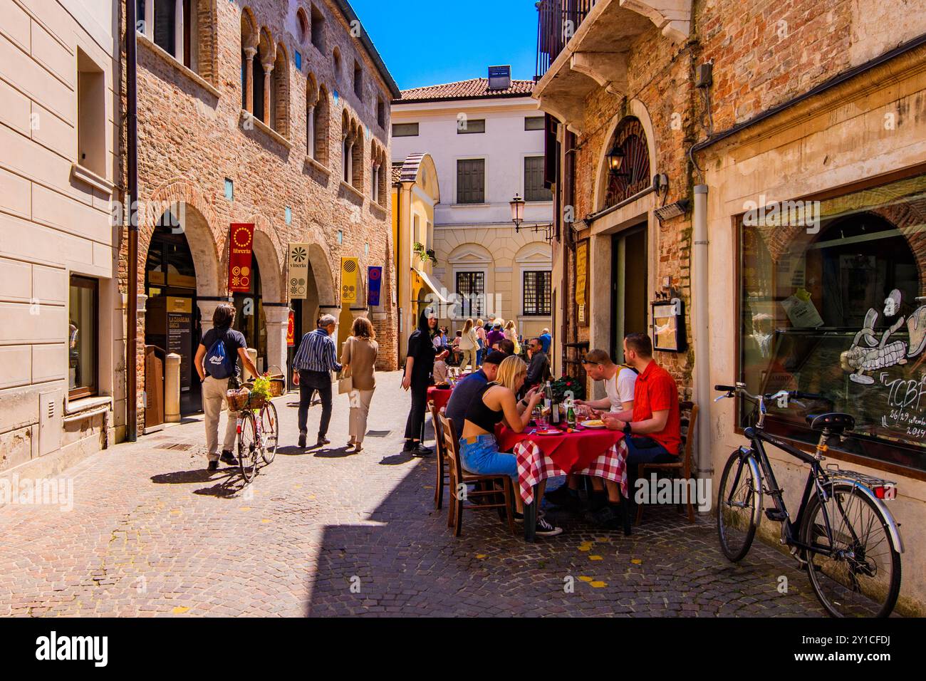 TREVISO, ITALIA – 13 GIUGNO 2024: Strada del Museo dei Carraresi a Treviso. Questa strada storica conduce al rinomato museo, noto per le sue mostre d'arte Foto Stock