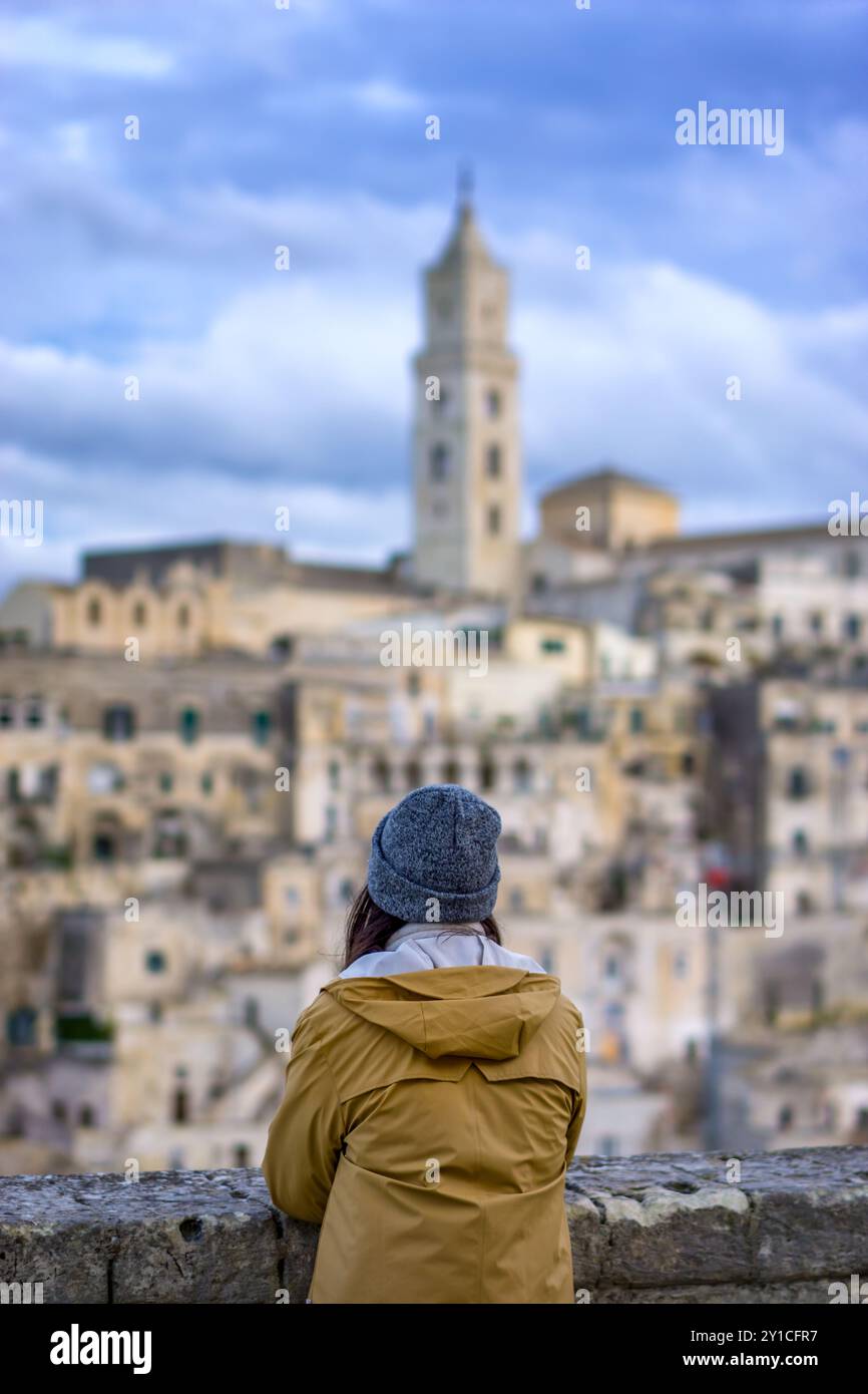 Retrovisione di donne che guardano all'antica città di Matera, Italia Foto Stock