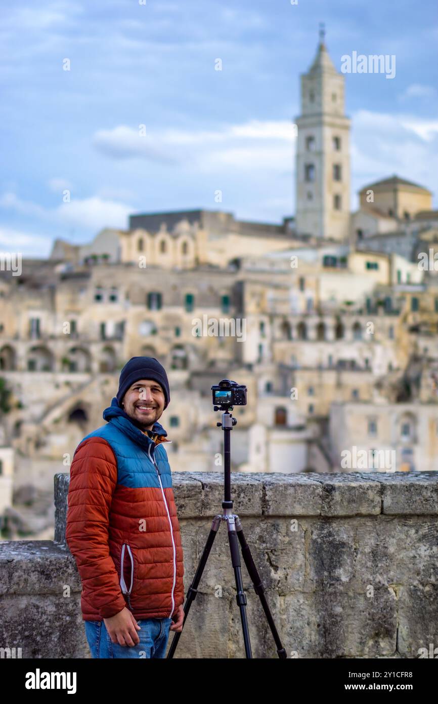 Uomo fotografo che guarda e sorride alla macchina fotografica a Matera, Italia Foto Stock