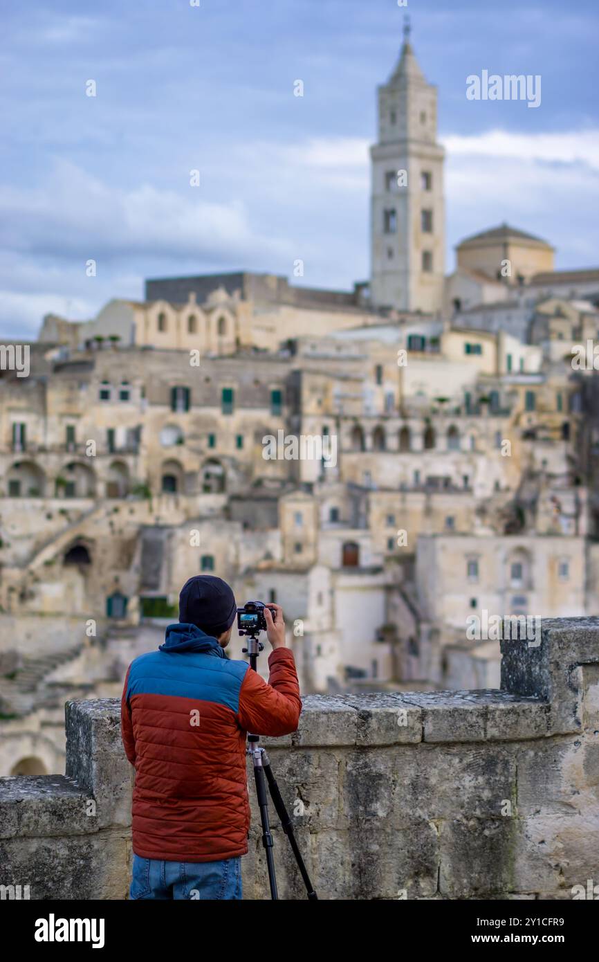 Retrovisione dell'uomo che fotografa l'antica città di Matera, in Italia Foto Stock