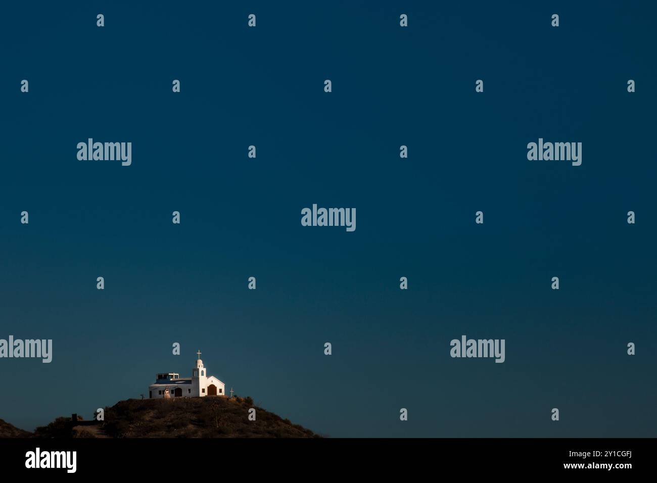 Chiesa messicana sulla cima della collina sullo sfondo del cielo limpido Foto Stock