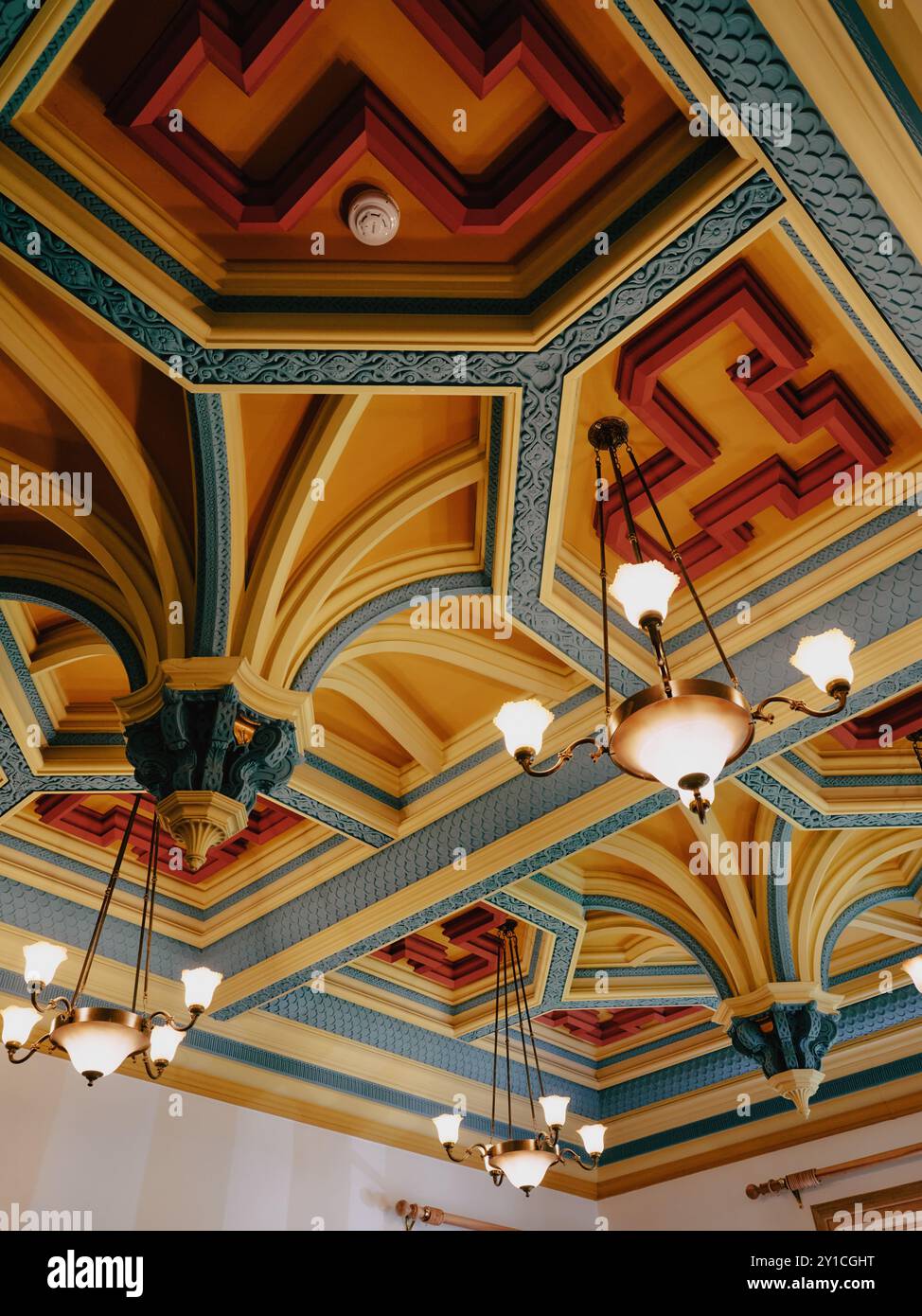 L'interno colorato del vuoto castello di Wray a Low Wray, Claife, Windermere, nel distretto dei laghi Cumbria, Inghilterra, Regno Unito Foto Stock