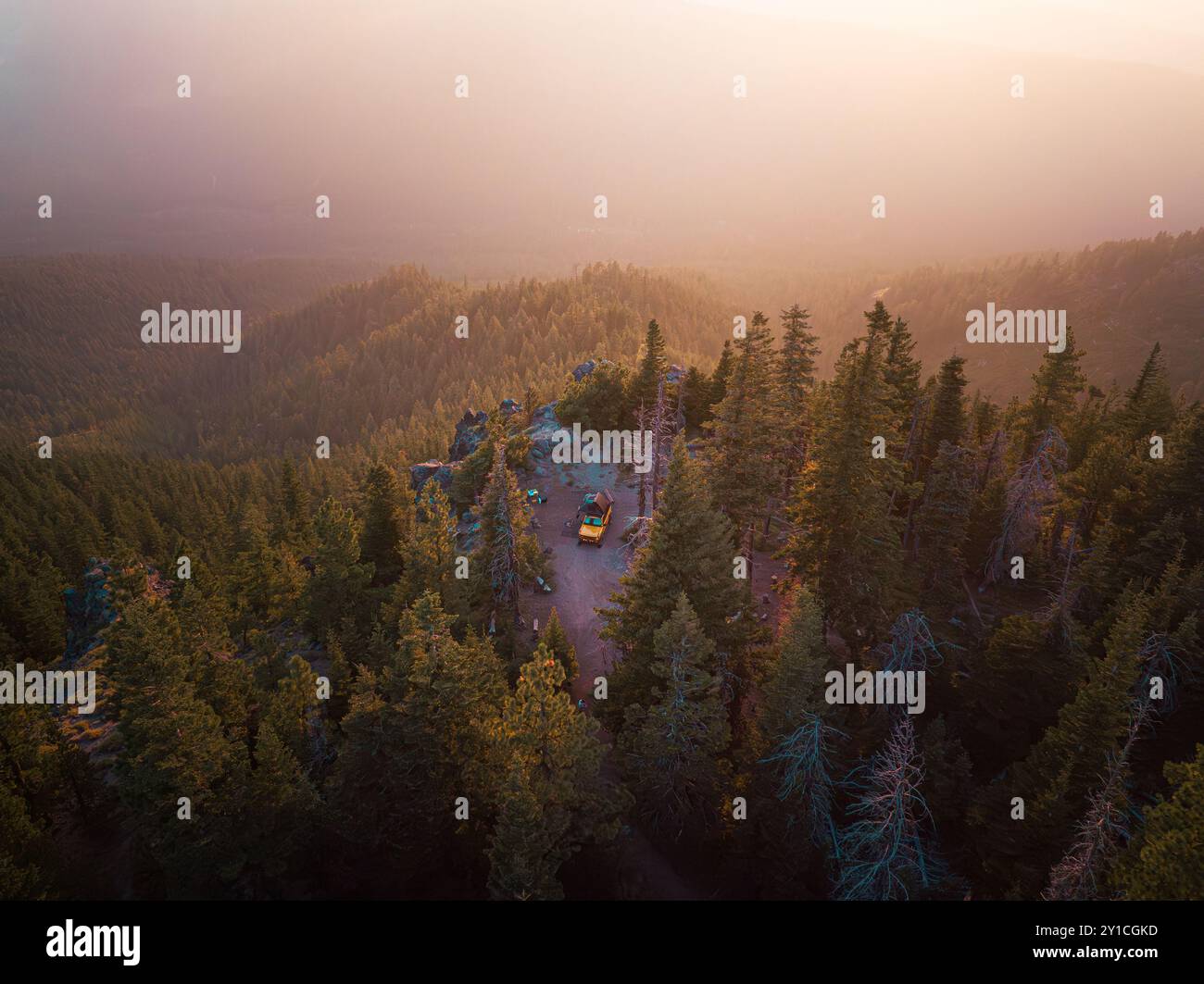 Campeggi in fuoristrada giallo sulla scogliera vicino al monte Hood di sera Foto Stock