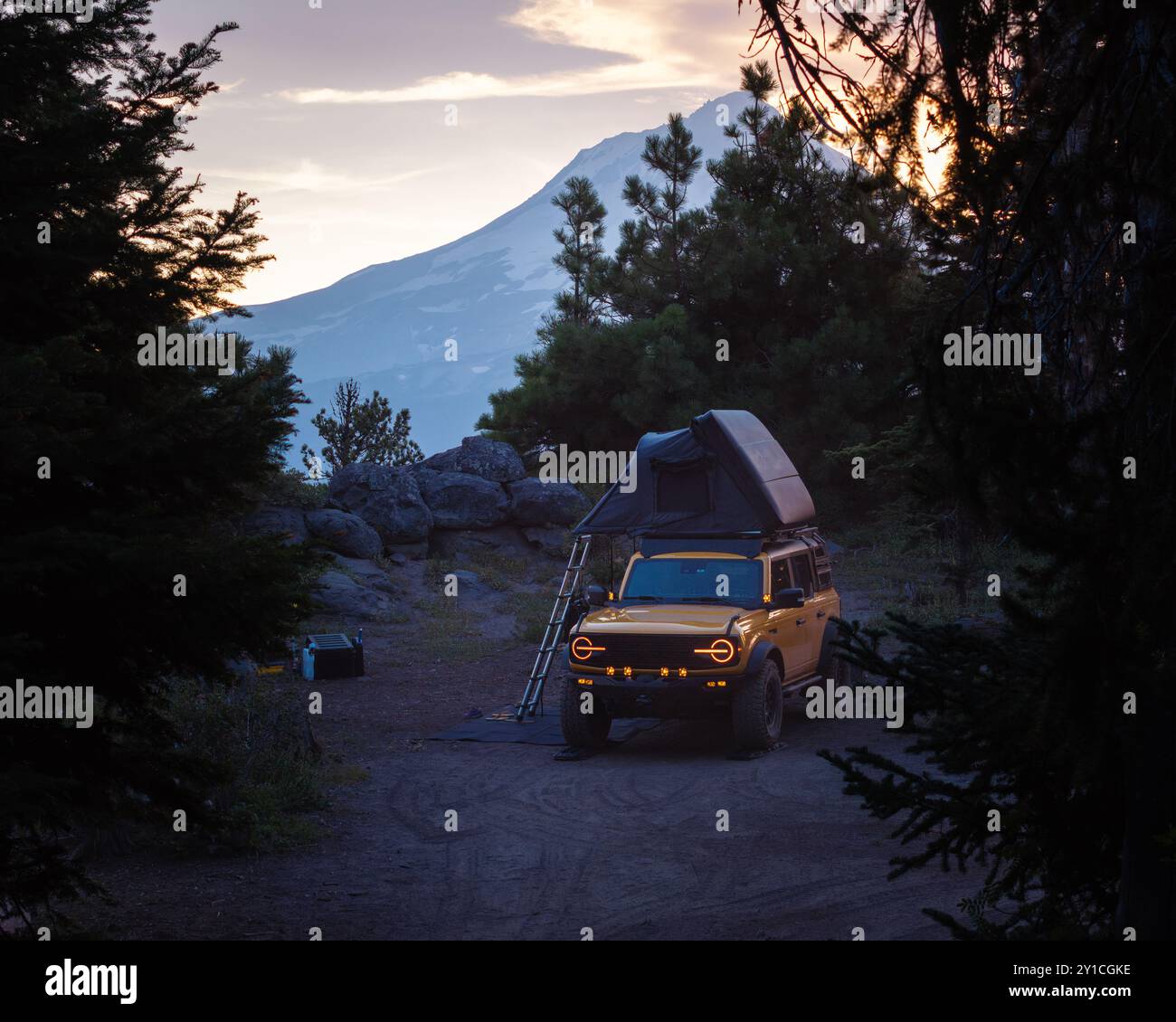 Campeggi in fuoristrada giallo sulla scogliera vicino al monte Hood di sera Foto Stock