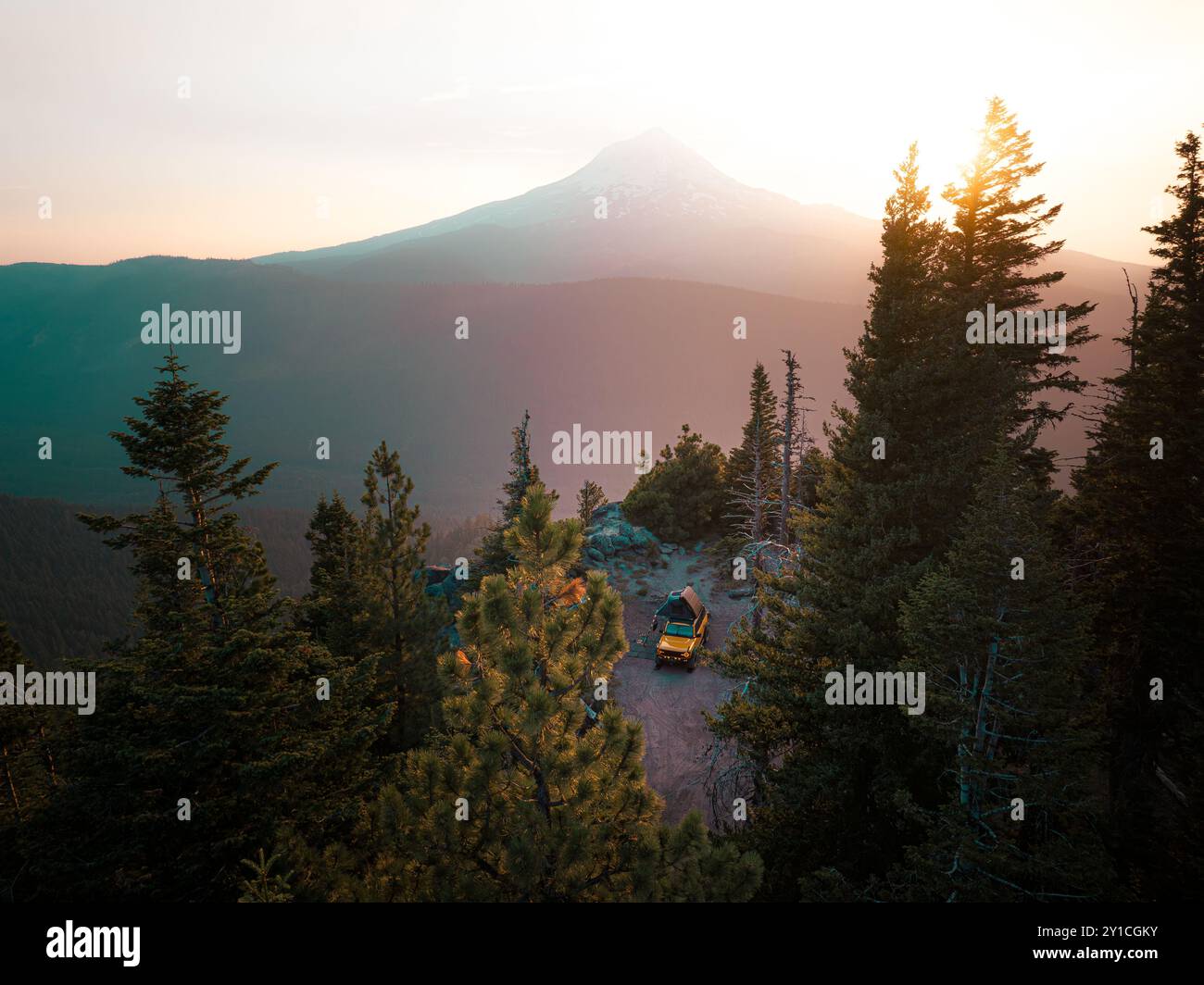 Campeggi in fuoristrada giallo sulla scogliera vicino al monte Hood di sera Foto Stock