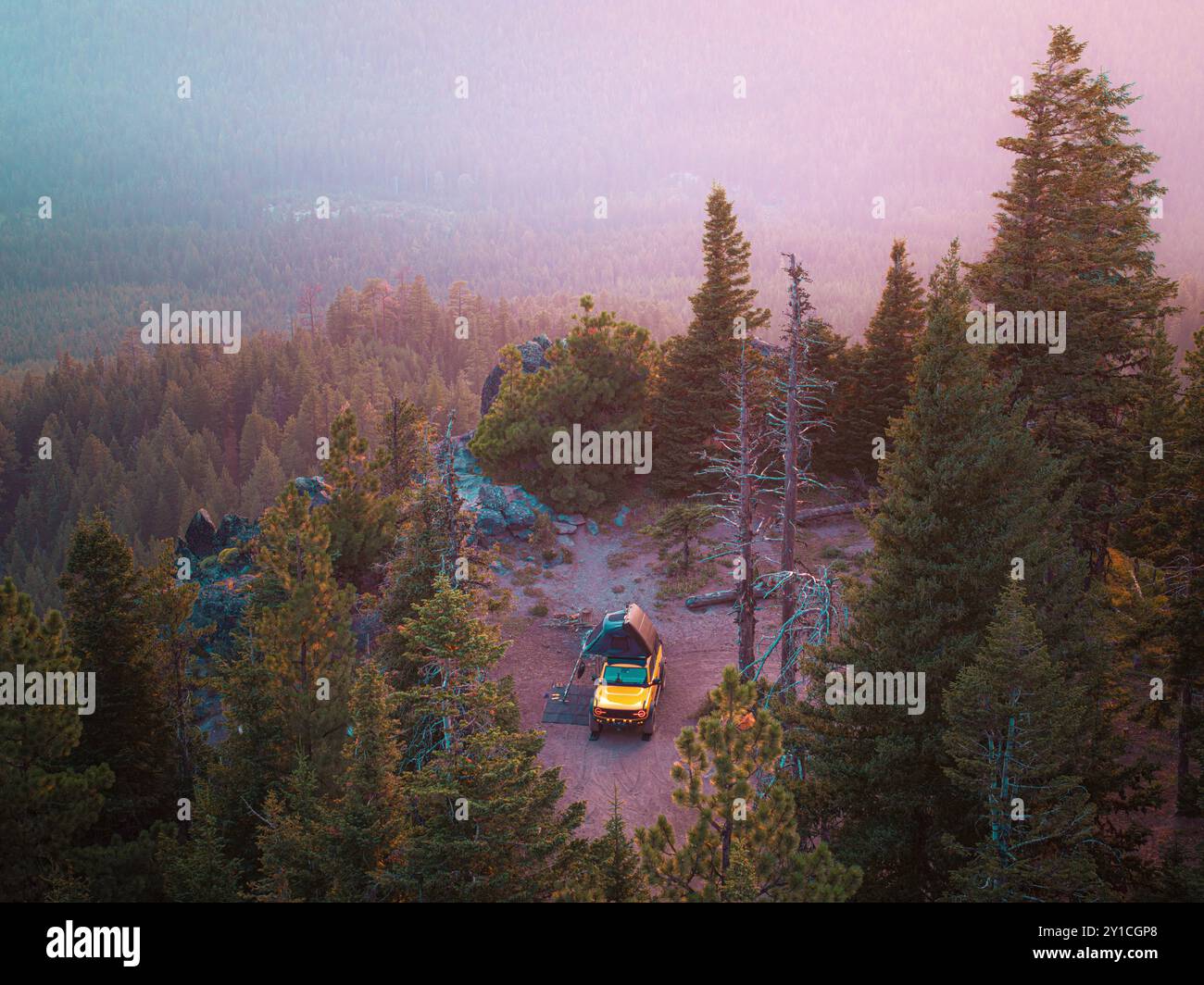 Campeggi in fuoristrada giallo sulla scogliera vicino al monte Hood di sera Foto Stock