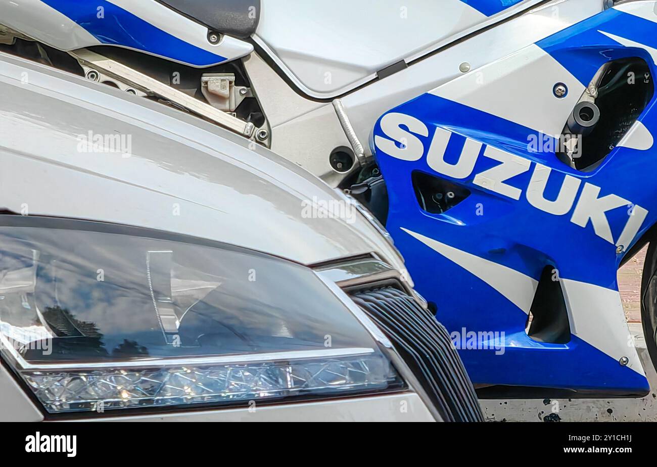 Suzuki R600: Iconica motocicletta giapponese: Auto con ala destra in metallo blu e bianco e auto argento con fari. Concetto di corse .9. 6. 2024 . Macedonia Foto Stock