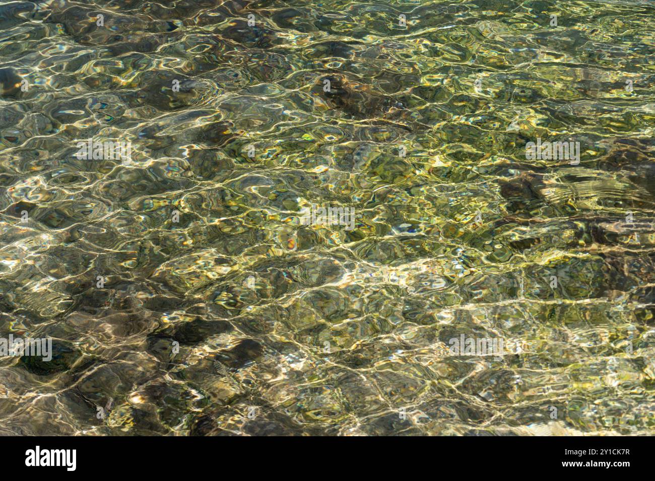 Superficie d'acqua ondulata, paesaggio astratto e colorato Foto Stock