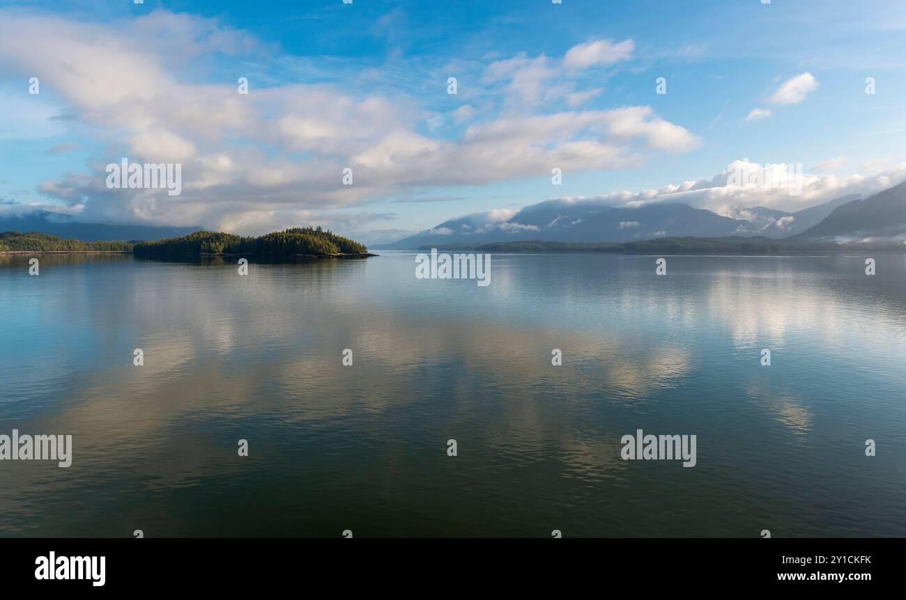 Crociera Panorama of the Inside Passage, un paesaggio di nebbia mattutina, British Columbia, Canada. Foto Stock