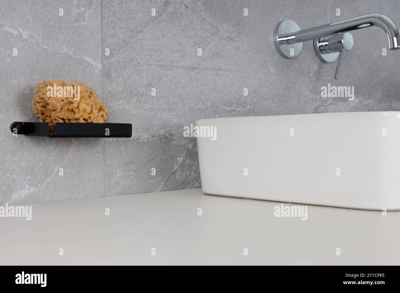 Bagno moderno con supporto in spugna e lavabo bianco Foto Stock