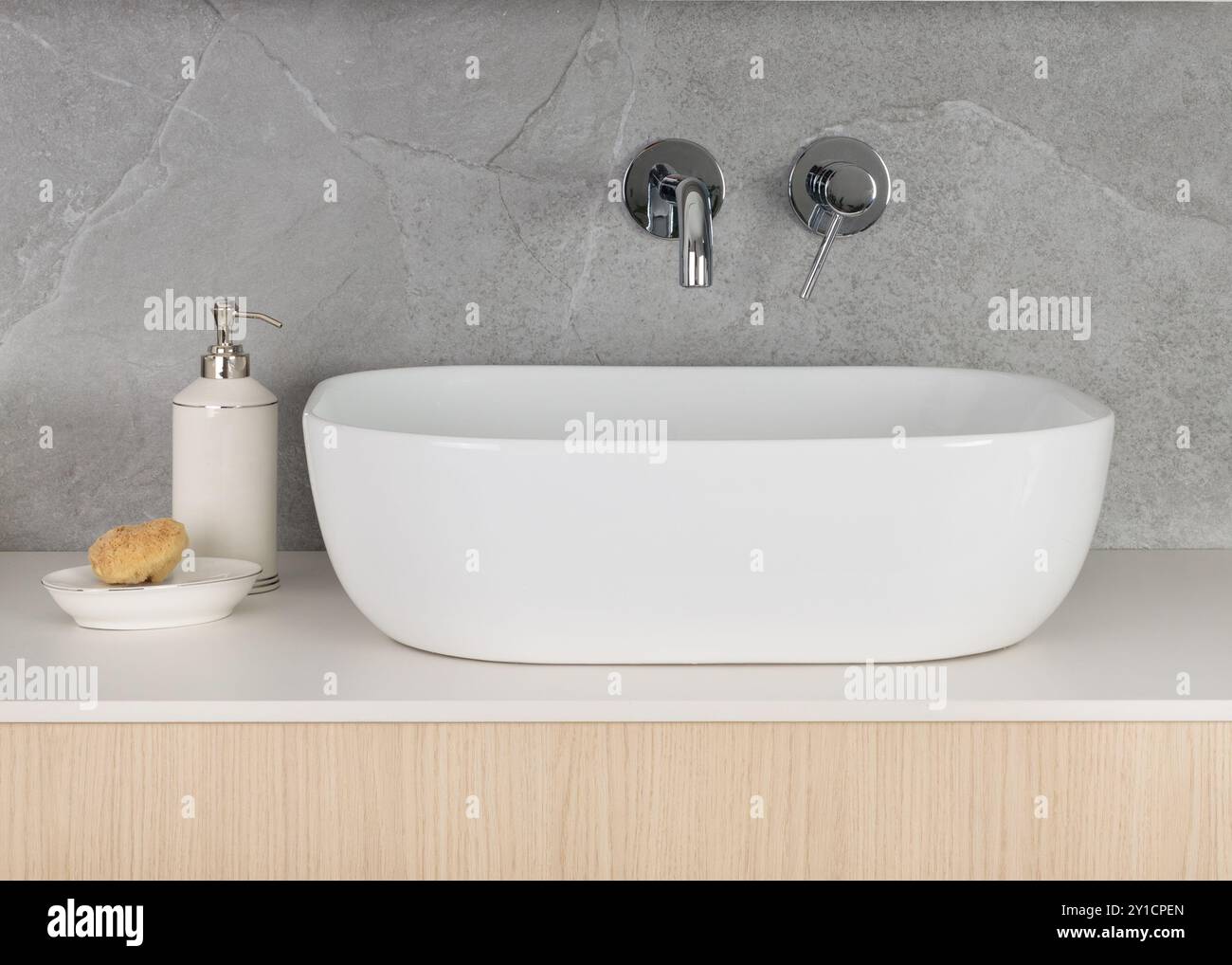 Bagno moderno con lavandino e accessori moderni Foto Stock