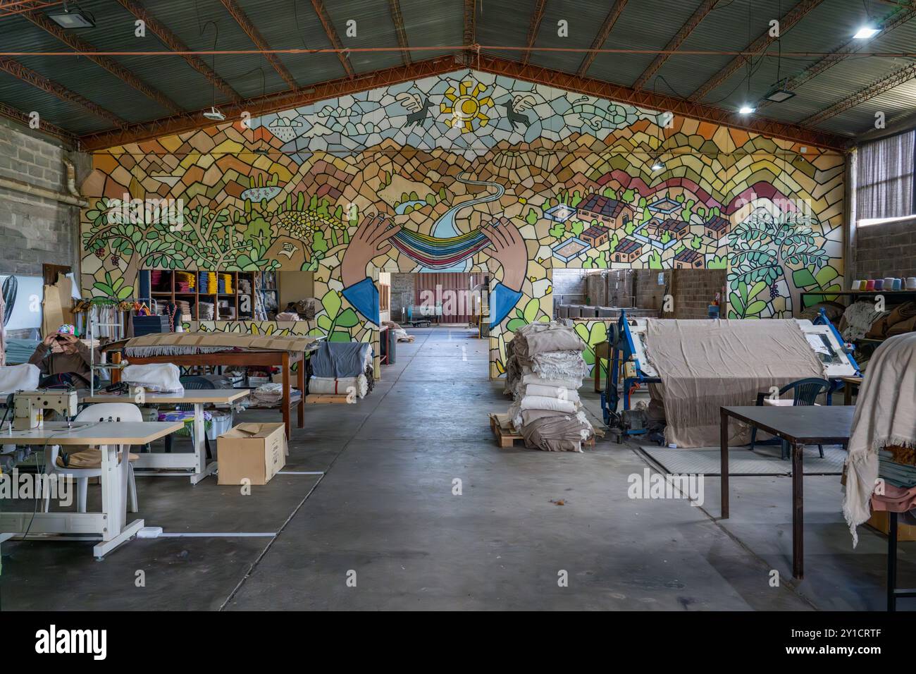La sala di taglio e cucito di Hilandería Warmi, una tessitura a Palpalá, Argentina. Foto Stock