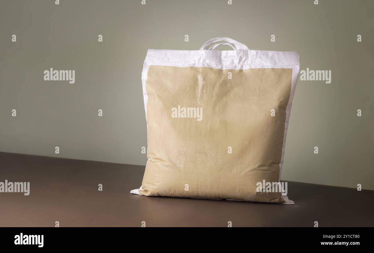 soluzione di imballaggio minimalista realizzata con materiali sostenibili, perfetta per i marchi che danno priorità alla responsabilità ambientale Foto Stock