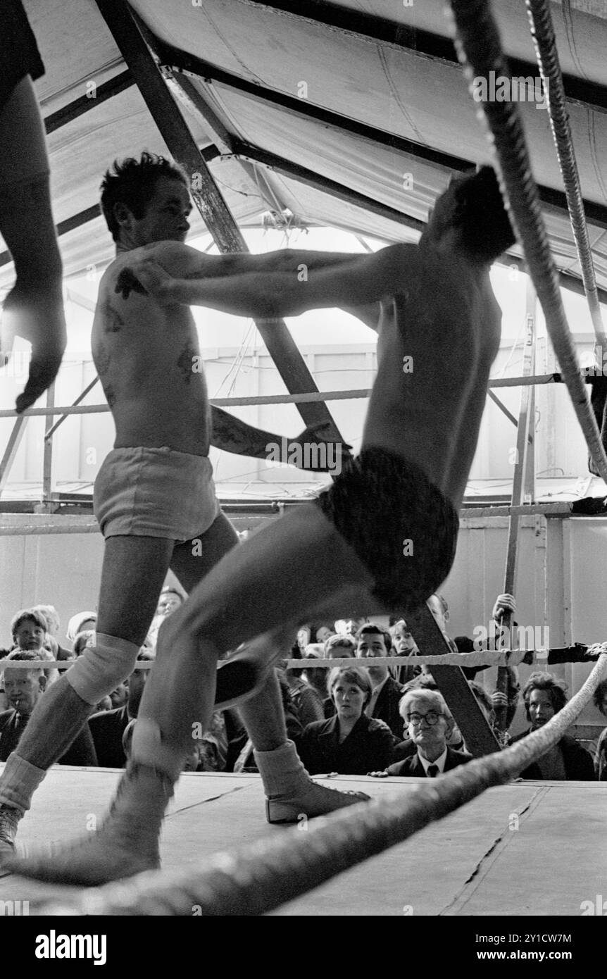 Lotta libera del giorno nello spettacolo della boxe dei viaggiatori di Pat McKeown. Jack Turner (estrema sinistra fumatore tra il pubblico) gestiva i combattimenti nella boxe di Pat McKeown. Epsom Downs, Surrey Inghilterra giugno 1969 anni '60 UK HOMER SYKES Foto Stock