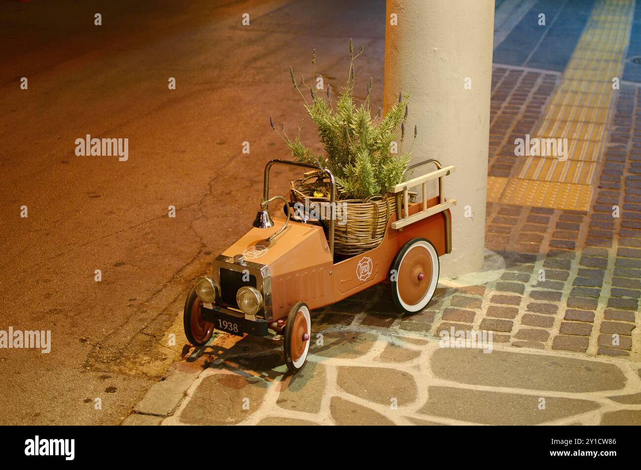 Un'auto giocattolo d'epoca usata come esposizione per uno stabilimento, nella strada principale di Poros Island a Greecewhee Foto Stock