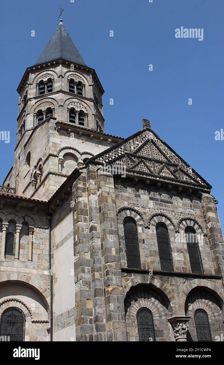 La basilica di Notre-Dame du Port, Clermont-Ferrand, Francia. Patrimonio dell'umanità dell'UNESCO, è famosa per la sua architettura romanica e le sue capitali. Foto Stock