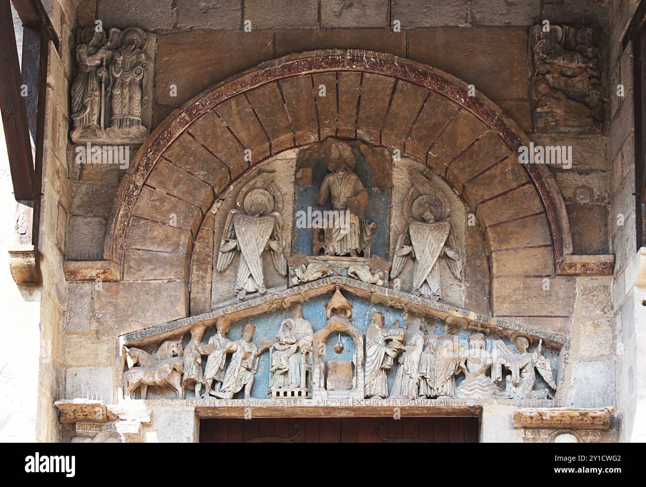 Il timpano della basilica romanica di Notre-Dame du Port, Clermont-Ferrand, Auvergne, Francia. Foto Stock