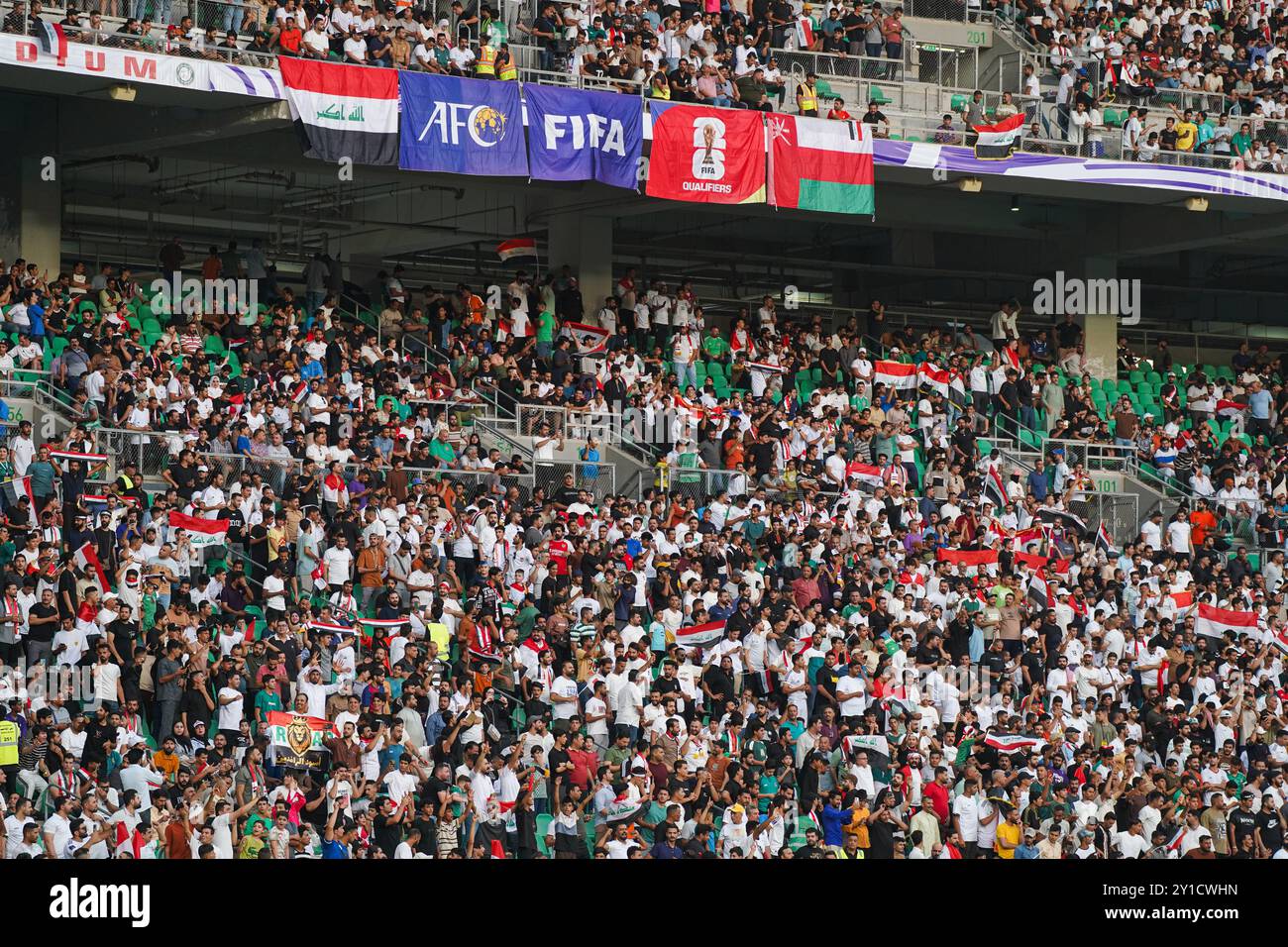 Bassora, Iraq. 5 settembre 2024. I tifosi iracheni hanno visto durante la partita di calcio delle qualificazioni alla Coppa del mondo FIFA 2026 tra Iraq e Oman allo Stadio Internazionale di Basra. L'Iraq ha vinto 1-0 crediti dell'Oman: SOPA Images Limited/Alamy Live News Foto Stock