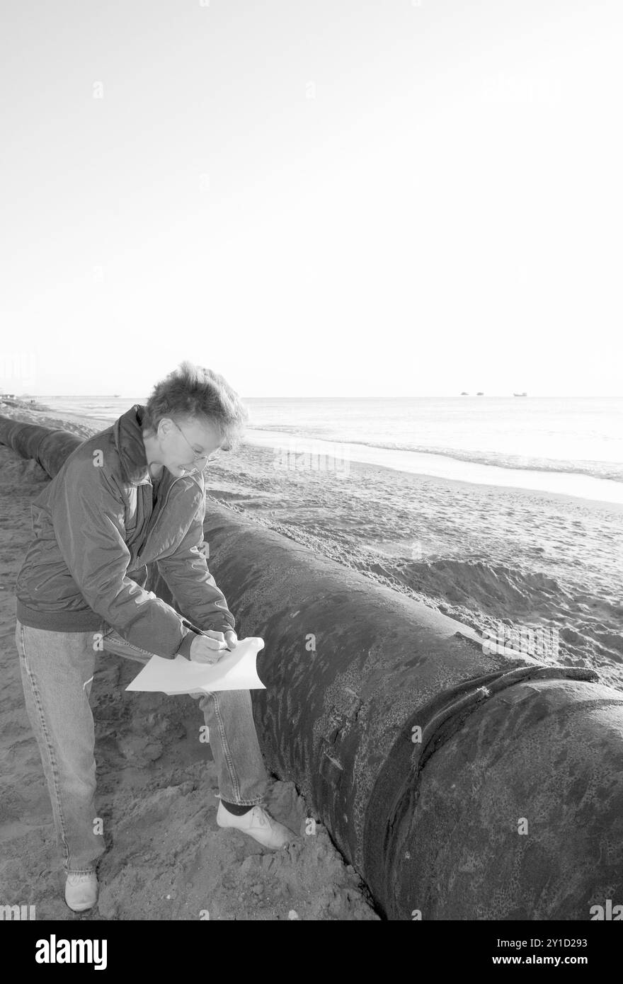 Donna caucasica, da 55 a 60 anni, che ispeziona un filone di condutture in un progetto di dragaggio a Myrtle Beach, South Carolina, USA. Foto Stock
