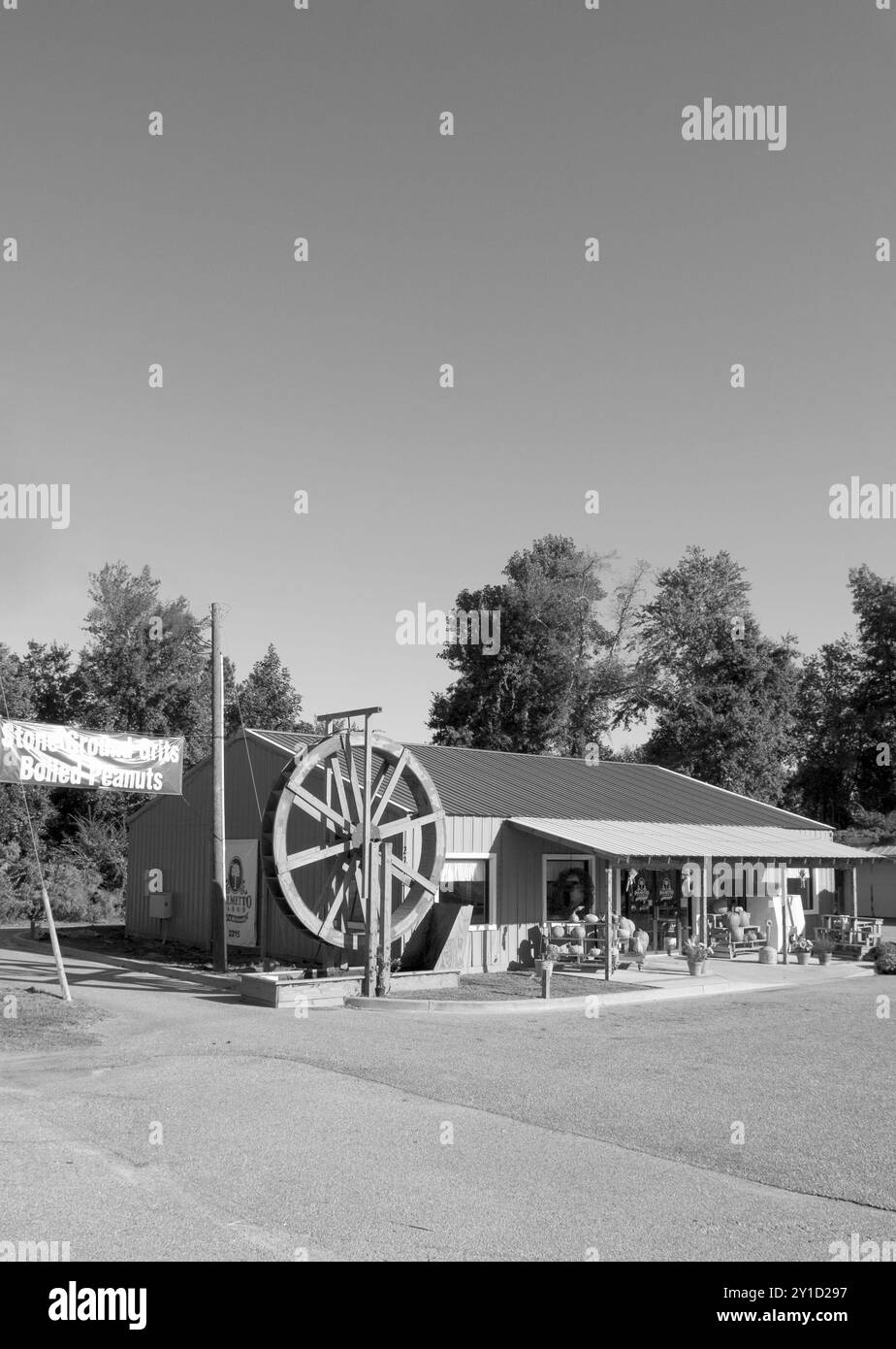 Storico mulino situato ad Aynor, South Carolina, Stati Uniti, che offre granaglie macinate di pietra e altri prodotti locali per i viaggiatori. Foto Stock