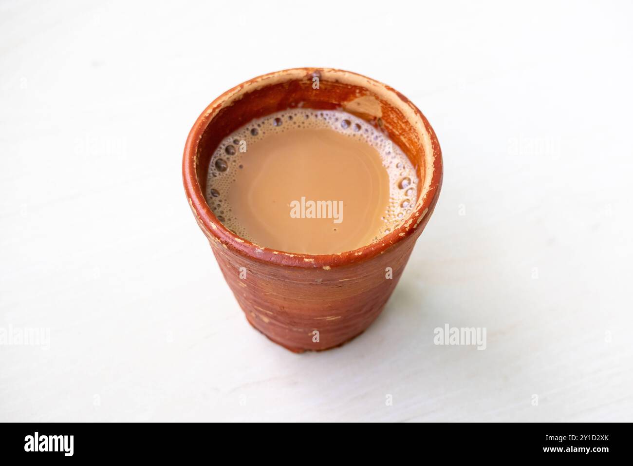 Tè al latte o Dudh Cha in una tradizionale tazza di argilla naturale Foto Stock