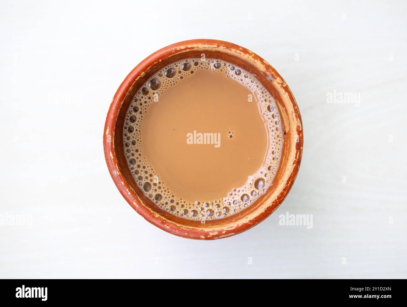 Una tazza di tè al latte o Dudh Cha in una tradizionale tazza di argilla naturale. Vista dall'alto Foto Stock