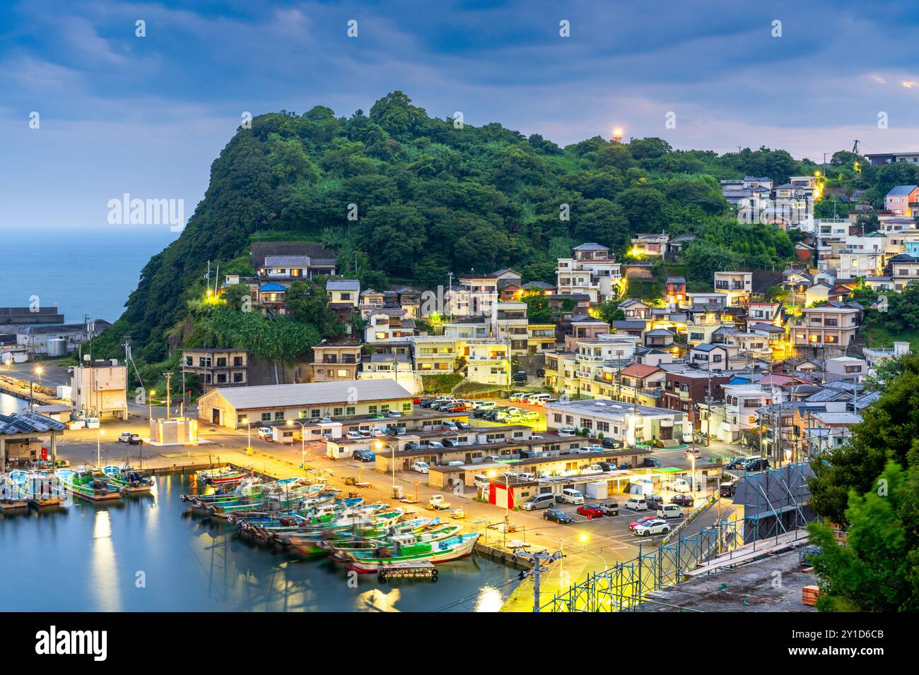 Saikazaki, Wakayama, Giappone dal porto di pesca al crepuscolo. L'area è considerata la "Amalfi del Giappone". Foto Stock