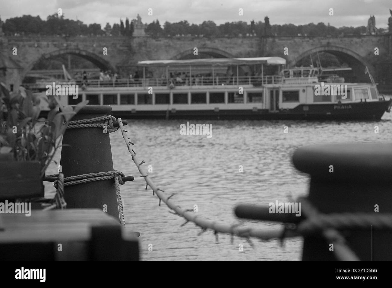 Una giornata tranquilla in una Praga bianca e nera. Foto Stock