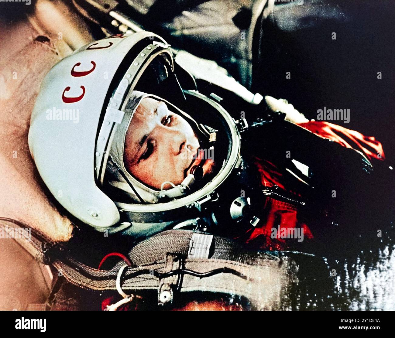 Yuri Gagarin (1934-1968) cosmonauta sovietico che fu il primo umano nello spazio e il primo ad orbitare in orbita intorno alla Terra fotografò nella capsula spaziale Vostok 3KA prima del lancio del Vostok 1 il 12 aprile 1961. Foto Stock