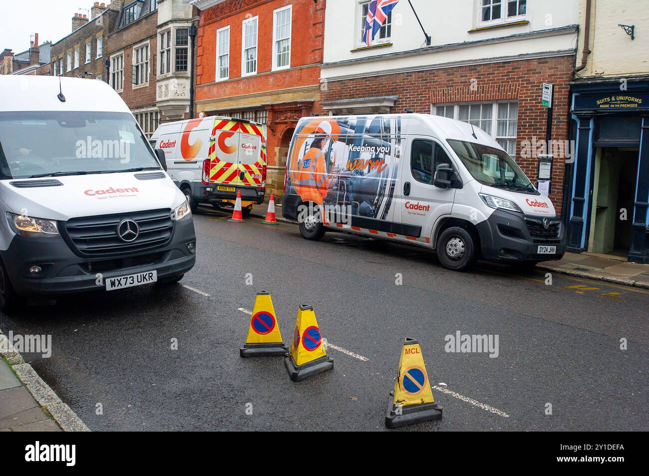 Eton, Regno Unito. 6 settembre 2024. Gli appaltatori della rete di gas che lavorano per Cadent rimangono a Eton High Street, Eton, Windsor, Berkshire, rimuovendo l'acqua dai tubi del gas a seguito di un presunto scoppio di un tubo dell'acqua del Tamigi. Molte famiglie di Eton High Street non hanno avuto rifornimenti di gas dall'inizio di questa settimana. Cadent sta consigliando ai proprietari di casa di non cercare di accendere le loro forniture di gas fino a quando un ingegnere Cadent non ha visitato le loro case. Finora sono stati pompati oltre 12.000 litri d'acqua, tuttavia è ancora presente acqua nei tubi del gas. Oltre 30 ingegneri e personale di supporto sono presenti in loco. Parte di Eton High Street ha una temperatura Foto Stock