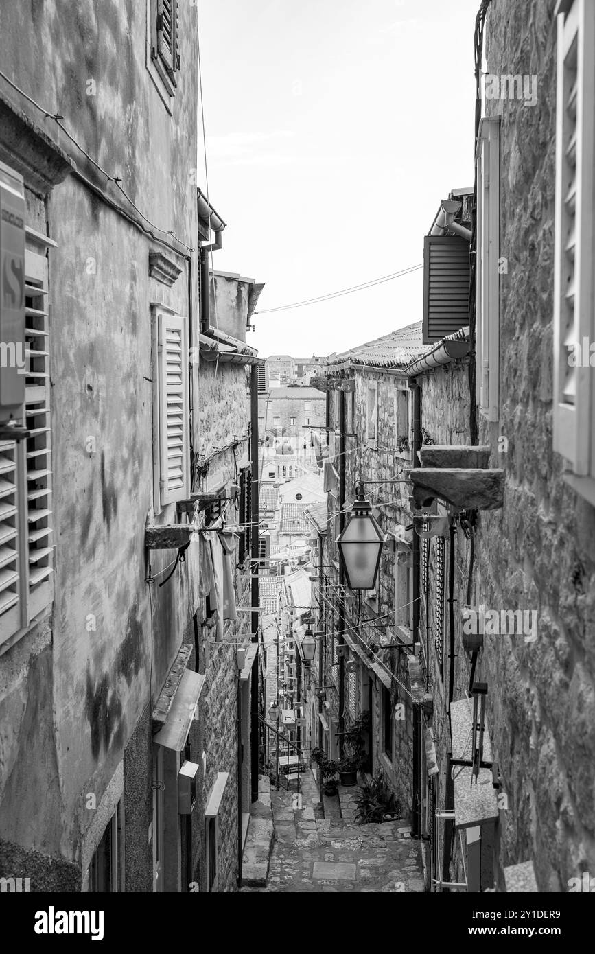 Vicolo acciottolato con scalinate nel centro storico medievale di Dubrovnik in Dalmazia, Croazia Foto Stock