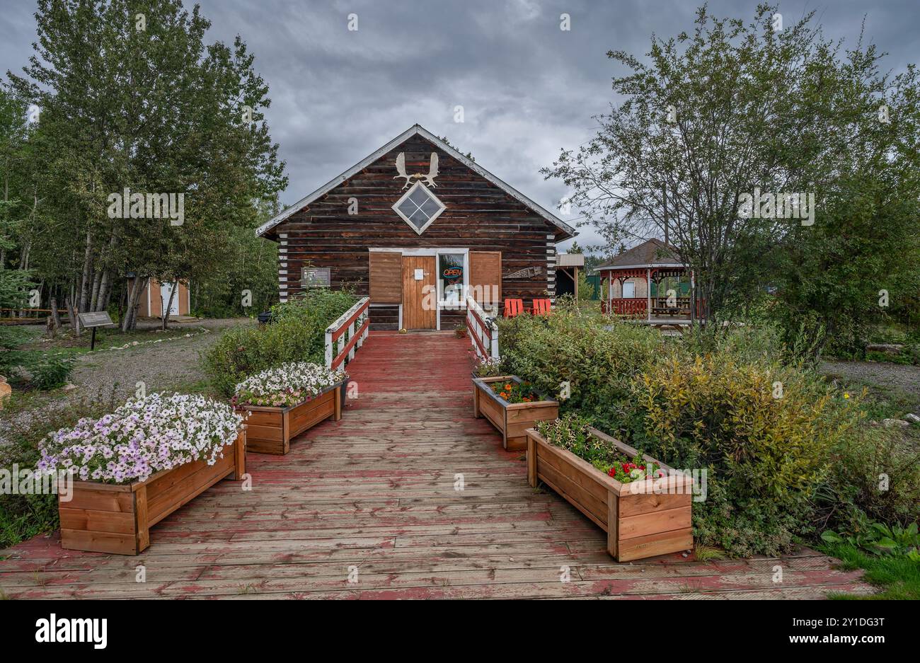 Pelly Crossing, Yukon, Canada - 26 agosto 2024: Ingresso esterno al Big Jonathan Heritage Centre delle Selkirk First Nations Foto Stock