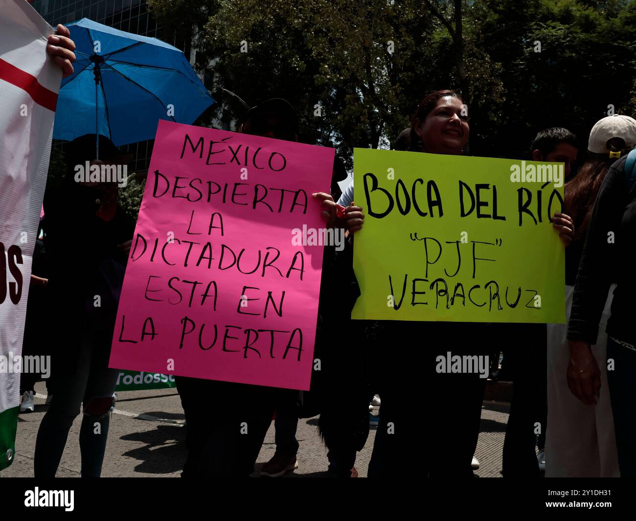 I lavoratori della sezione giudiziaria di vari stati della repubblica e della città continuano a protestare contro l'applicazione della nuova riforma alla sezione giudiziaria sostenuta dal presidente del Messico Andres Manuel Lopez Obrador; questa nuova iniziativa ha raggiunto il Senato della Repubblica e anche i manifestanti al di fuori di questa sede per mostrare il loro dispiacere per questa nuova iniziativa volta a migliorare la struttura e l'efficienza di detta autorità a favore della giustizia il 5 settembre 2024 a città del Messico, Messico. (Foto di Josue Perez/Sipa USA) credito: SIPA USA/Alamy Live News Foto Stock