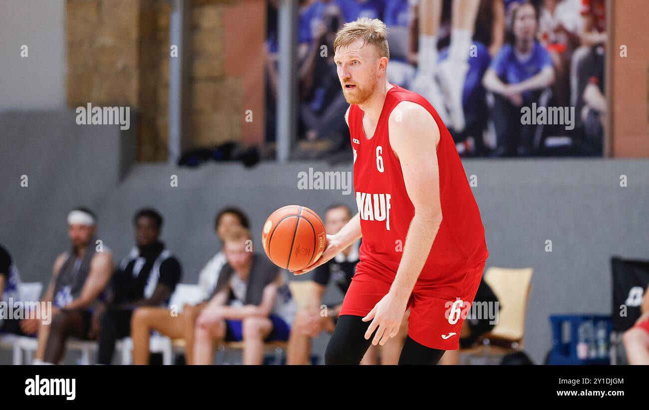 Wuerzburg, Germania. 5 settembre 2024. Im Bild: Maximilian Ugrai (cesti Wuerzburg, 6) 05.09.2024, FIT/One Wuerzburg Baskets vs. PS Karlsruhe LIONS, Vorbereitungsspiel, Deutschland, Wuerzburg, Trainingszentrum, credito: dpa/Alamy Live News Foto Stock