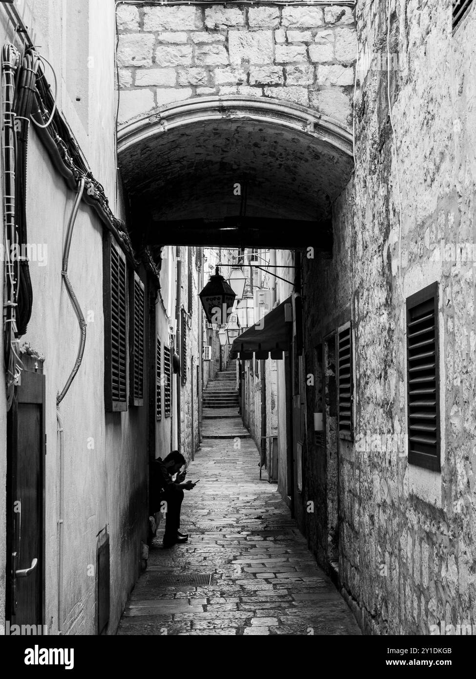 Vicolo acciottolato con scalinate nel centro storico medievale di Dubrovnik in Dalmazia, Croazia Foto Stock