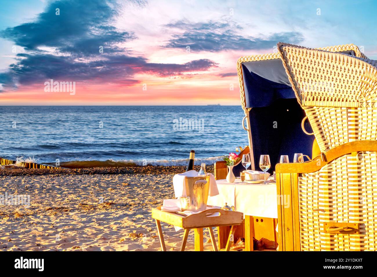 Cena a lume di candela presso la spiaggia del Mar Baltico Foto Stock
