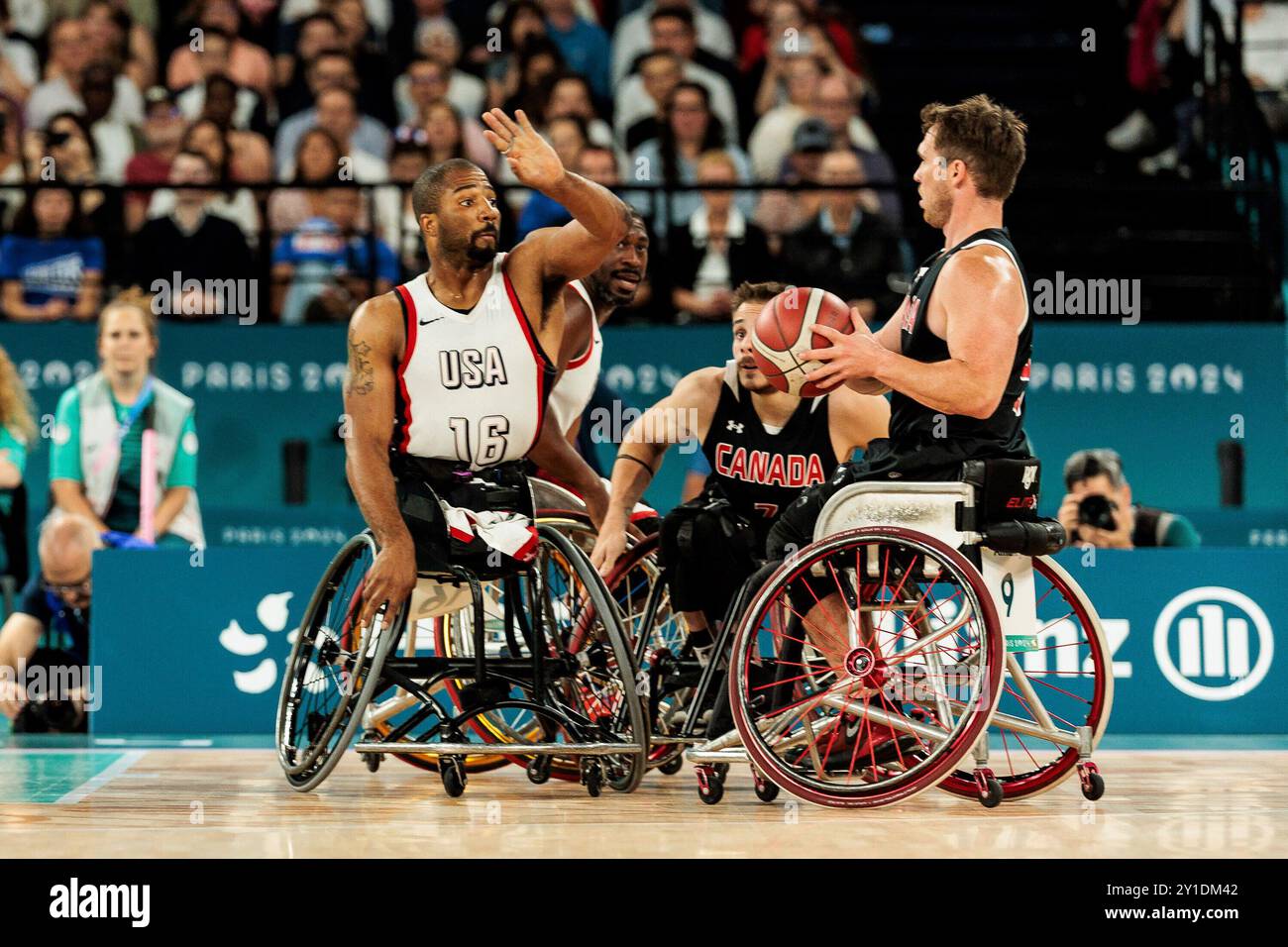 PARIGI, FRANKREICH 05. Settembre - Rollstuhlbasketball Halbfinale USA - Kanada Herren, Parigi 2024 Paralimpiadi AM 05.09.2024 nella der Bercy Arena di Parigi Frankreich. Trevon Jenifer (USA, 16), Colin Higgins (Kanada, 9) AM Ball Foto Stock