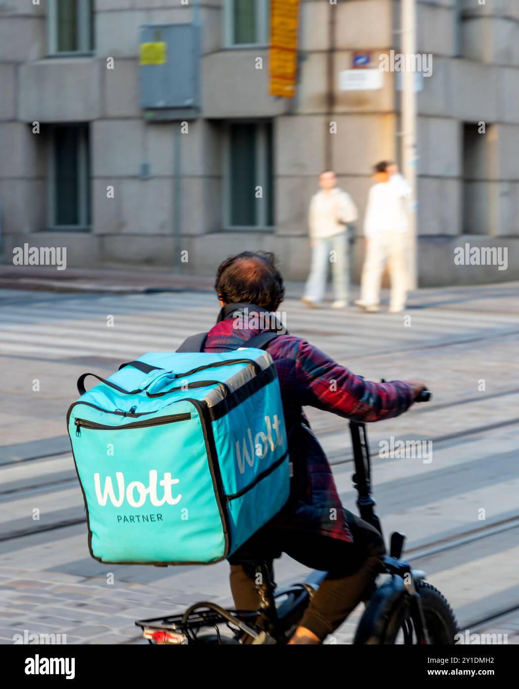 Autista di Wolt in bicicletta ad Aleksanterinkatu, Helsinki, Finlandia il 3 settembre 2024. Foto Stock