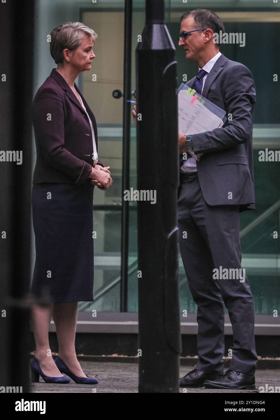 Londra, Regno Unito. 6 settembre 2024. Yvette Cooper, Ministro degli interni, parla con il Direttore generale dell'NCA Graeme Biggar. I ministri del gabinetto e gli altri soggetti coinvolti partecipano a un briefing presso l'NCA, dove i funzionari dell'intelligence condividono informazioni su fino a 70 indagini in diretta e altre operazioni e attività dell'Agenzia nazionale per la criminalità. Crediti: Imageplotter/Alamy Live News Foto Stock