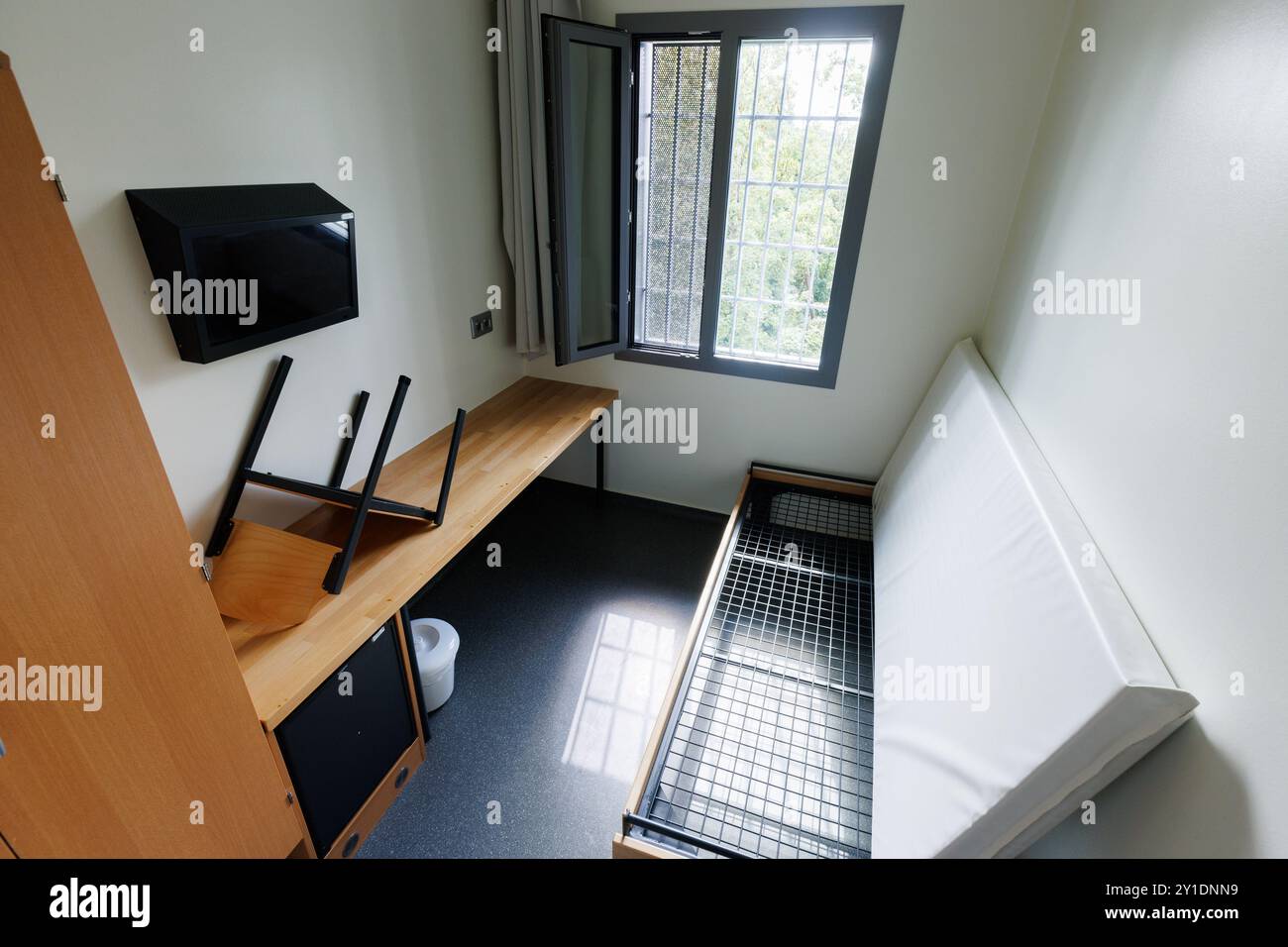 Darmstadt, Germania. 6 settembre 2024. Vista della sala di detenzione numero 708 presso la struttura di detenzione dell'Assia (AHE) durante la visita del ministro degli interni dell'Assia Poseck. La camera è dotata di letto, tavolo, sedia, frigorifero, televisore, WC e lavandino. La struttura di detenzione per l’espulsione di Darmstadt-Eberstadt accoglie gli stranieri che devono lasciare il paese per garantirne la partenza sicura. Crediti: Lando Hass/dpa/Alamy Live News Foto Stock